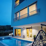 Luxury Perla In With Heated Pool