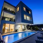 Luxury Perla In With Heated Pool Appartement Vinišće