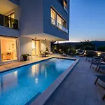 Luxury Perla In With Heated Pool *
