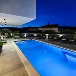 Luxury Perla In With Heated Pool Appartement