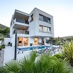 Luxury Perla In With Heated Pool *
