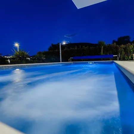 Luxury Perla In With Heated Pool 아파트 *