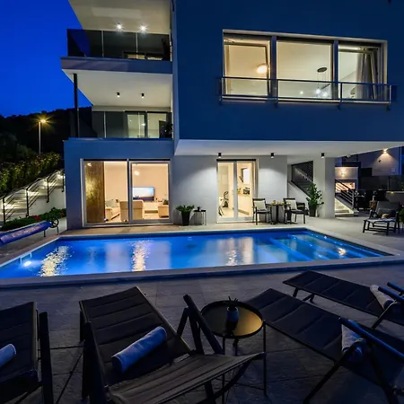 Luxury Perla In With Heated Pool 아파트