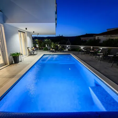 Luxury Perla In With Heated Pool 아파트 *