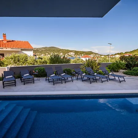 Luxury Perla In With Heated Pool 아파트 *