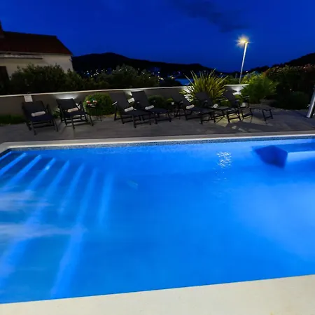 Luxury Perla In With Heated Pool 아파트