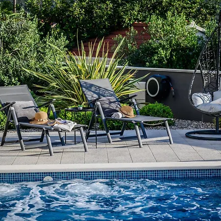 Luxury Perla In With Heated Pool 아파트