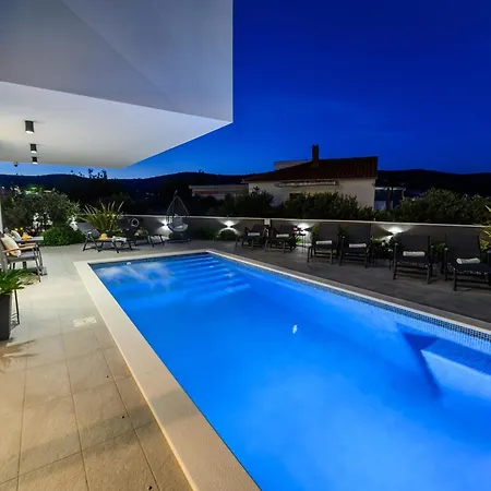 Luxury Perla In With Heated Pool 아파트