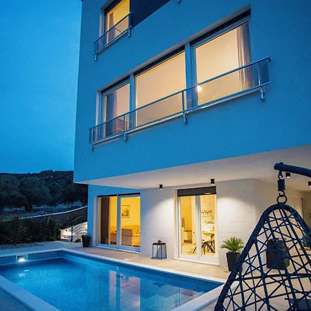 Luxury Perla In With Heated Pool