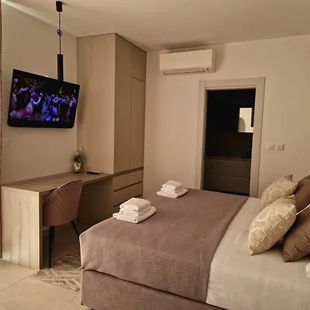 Luxury Perla In With Heated Pool