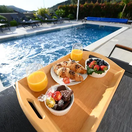 Luxury Perla In With Heated Pool