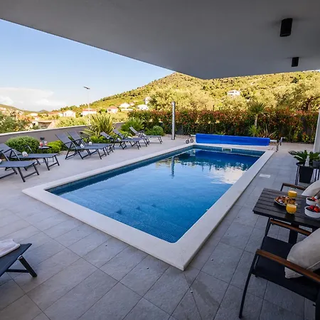 Luxury Perla In With Heated Pool