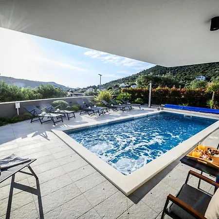 Luxury Perla In With Heated Pool شقة