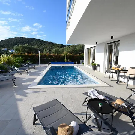 Luxury Perla In With Heated Pool