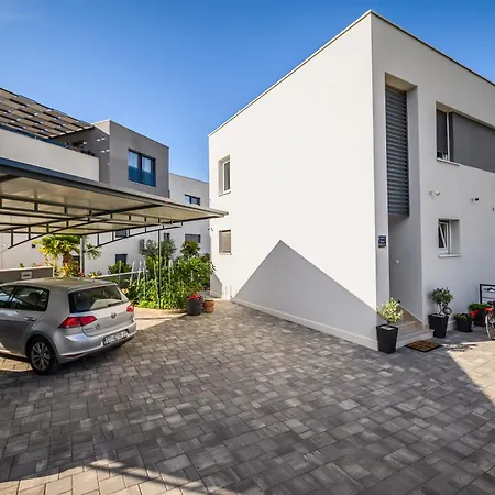 Luxury Perla In With Heated Pool Apartament *