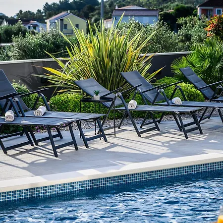 Luxury Perla In With Heated Pool