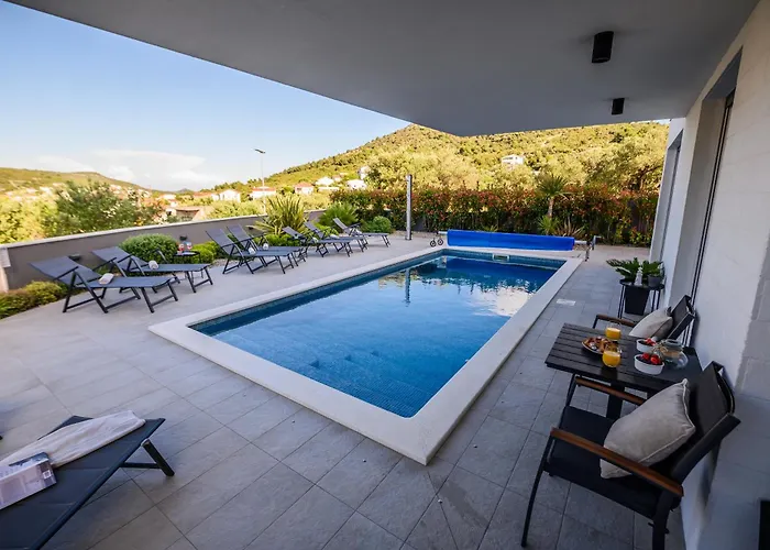 Luxury Perla In With Heated Pool